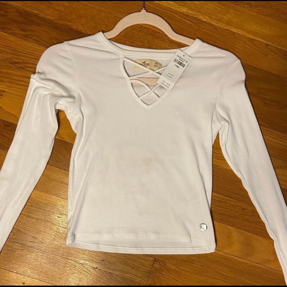 white v-neck hollister top